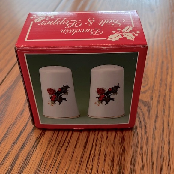 Vintage Holiday Christmas Porcelain Salt Pepper Shaker Holly Berry New In Box - Picture 3 of 6